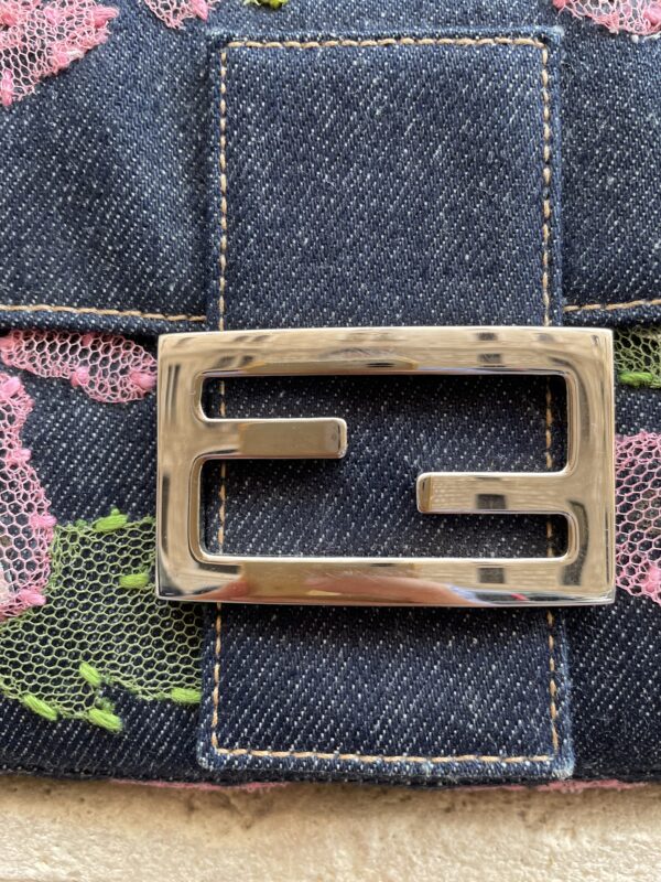 Fendi Baguette in Denim con Ricami - immagine 17