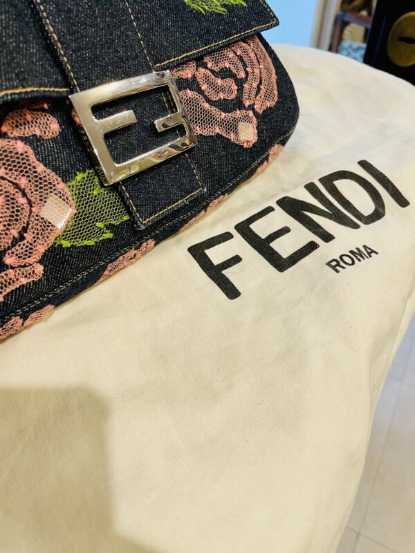 Fendi Baguette in Denim con Ricami - immagine 11